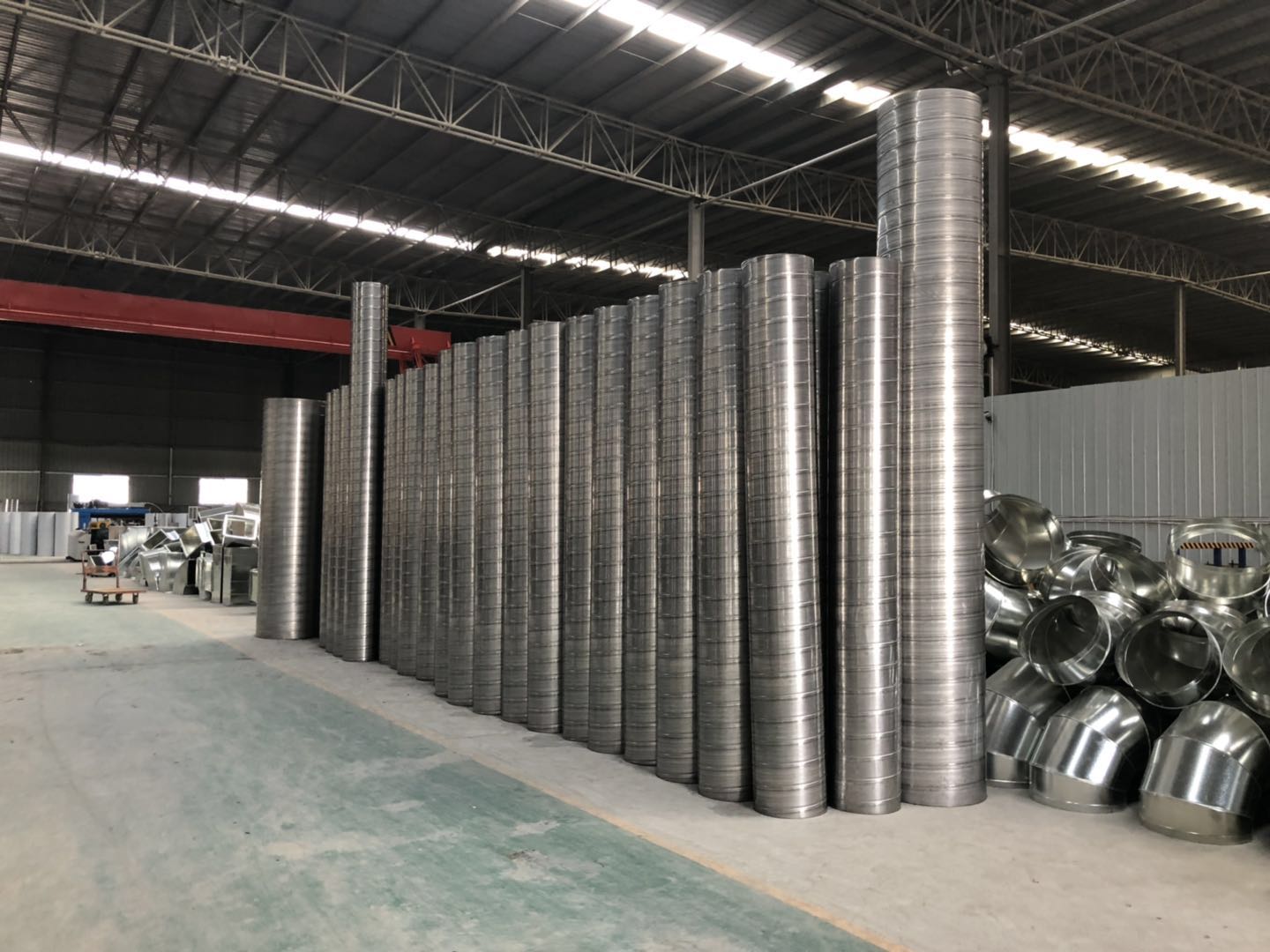 塑料廠防靜電風管加工的專業(yè)措施之降溫通風工程定制